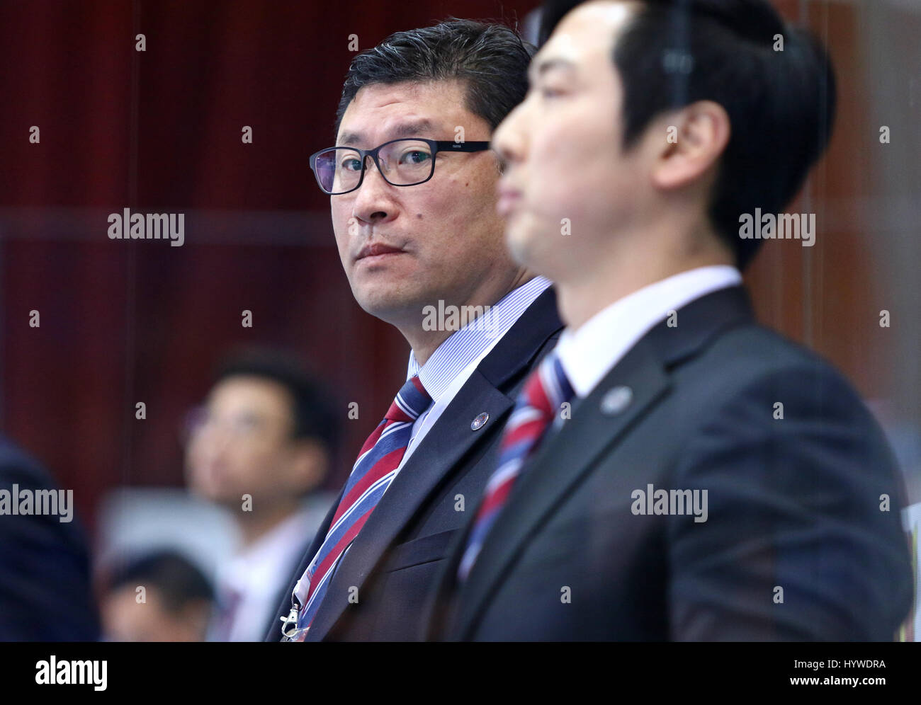 Kiew, Ukraine. 25. April 2017. Headcoach von Südkorea National Team Jim PAEK blickt auf in IIHF 2017 Ice Hockey World Championship Div 1 Gruppe A Spiel gegen Ungarn am Sportpalast in Kiew, Ukraine. Bildnachweis: Oleksandr Prykhodko/Alamy Live-Nachrichten Stockfoto