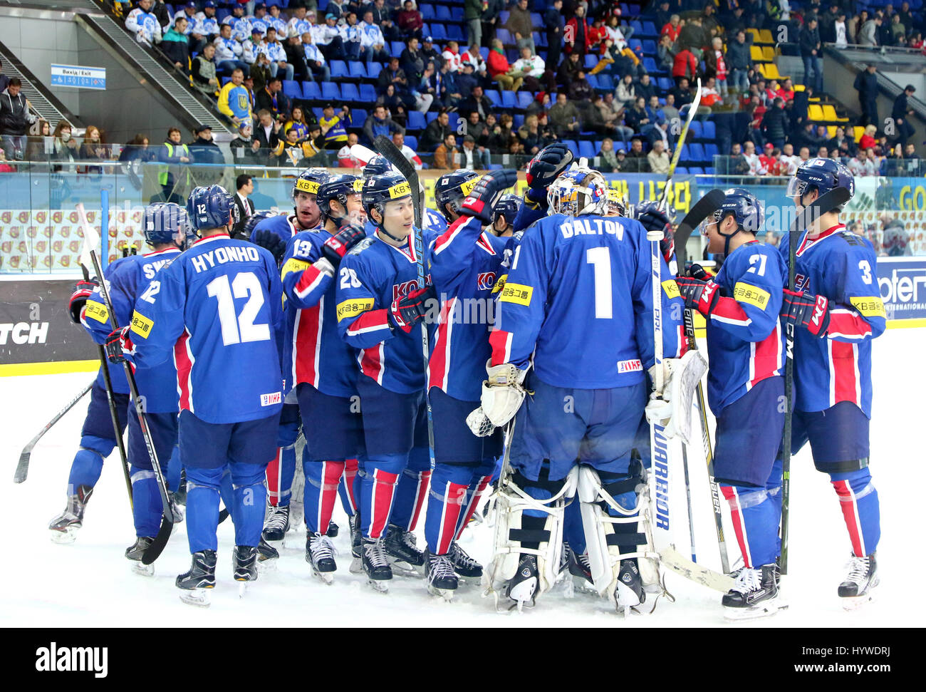 Kiew, Ukraine. 25. April 2017. Südkorea-Spieler feiern nach dem IIHF 2017 Ice Hockey World Championship Div 1 Gruppe A-Spiel gegen Ungarn am Sportpalast in Kiew, Ukraine. Südkorea gewann 3: 1. Bildnachweis: Oleksandr Prykhodko/Alamy Live-Nachrichten Stockfoto