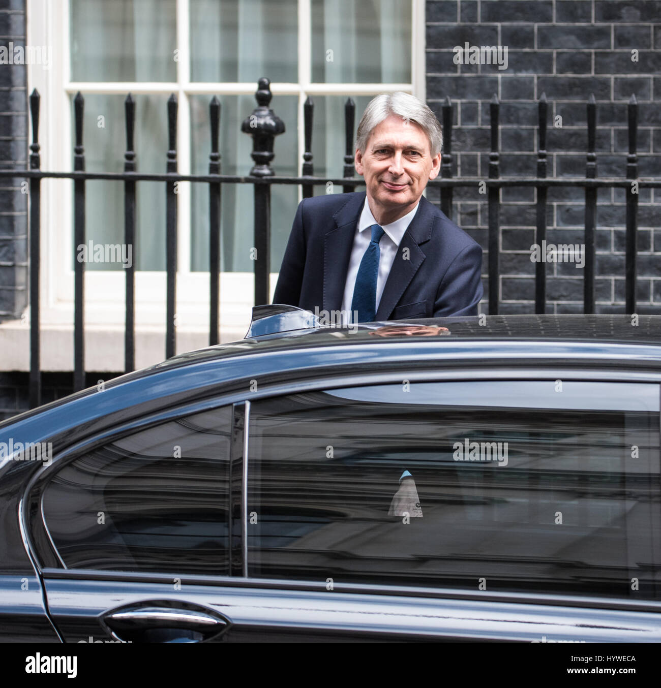 London, Großbritannien. 26. April 2017. Philip Hammond Kanzler, verlässt seinen offiziellen Wohnsitz, 11 Downing Street für das House of Commons Credit: Ian Davidson/Alamy leben Nachrichten Stockfoto