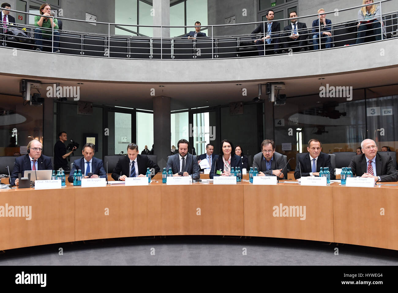 Richard McLaren (l-R), IOC-Generaldirektor Christophe De Kepper, Christian Klaue, Pressesprecher des DOSB, Benjamin Cohen, Direktor der Europäischen Büros von der Welt Anti Doping Agentur (WADA), der Vorsitzende des deutschen nationalen Anti-Doping Agentur (NADA) Andrea Gotzmann, Journalist Hajo Seppelt, DOSB-Präsident Alfons Hoermann und Michael Vesper, Präsident des DOSB, beteiligen sich an einer Anhörung des Sportausschusses des Deutschen Bundestages Parlament über die Konsequenzen aus dem McLaren-Bericht in Berlin , Deutschland, 26. April 2017. Foto: Maurizio Gambarini/dpa Stockfoto