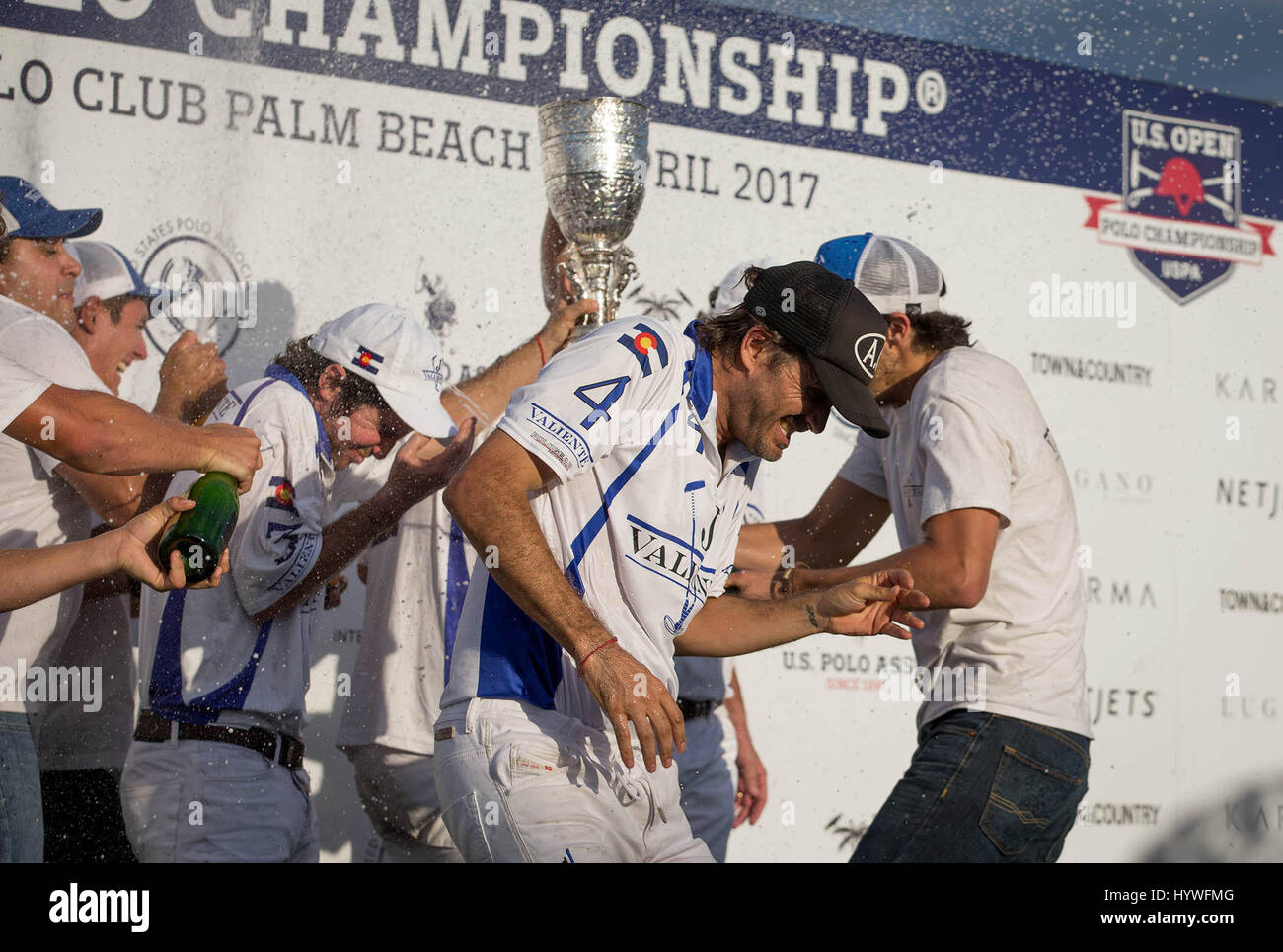 Wellington, Florida, USA. 26. April 2017. Valiente von Adolfo Cambiaso springt aus dem Podium, ein Champagnerbad zu vermeiden, nach dem Gewinn der US Open Polo Championship. Valiente besiegte Orchard Hill 13-12 in Überstunden, der 113. US Open am International Polo Club Palm Beach in Wellington, Florida am 25. April 2017 zu gewinnen. Die U.S. Open Polo Championship wurde am vergangenen Sonntag wegen starken Regens verschoben. Bildnachweis: Allen Eyestone/The Palm Beach Post/ZUMA Draht/Alamy Live-Nachrichten Stockfoto