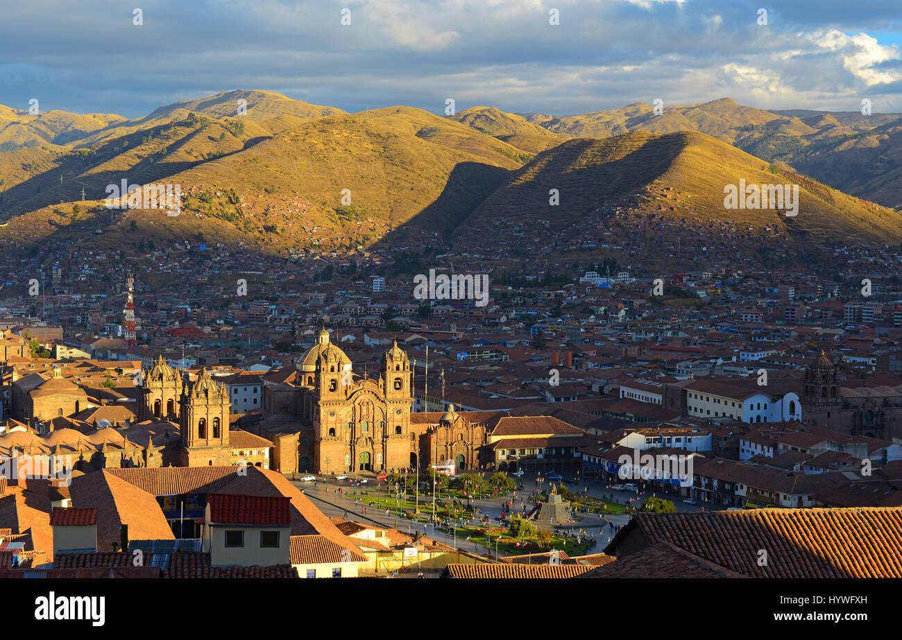 Eine Luftaufnahme des Hauptplatzes in Cusco mit dem Dom bei Sonnenuntergang, Peru. Stockfoto