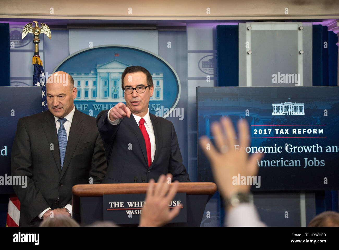 Washington DC, 26. April 2017, USA: Finanzminister Steven Mnuchin und nationalen wirtschaftlichen Direktor Gary Cohn halten eine Pressekonferenz Präsident Trump Steuerreform während einer Pressekonferenz weißen Haus in Washington, DC zu skizzieren. Foto von Patsy Lynch/Alamy Stockfoto