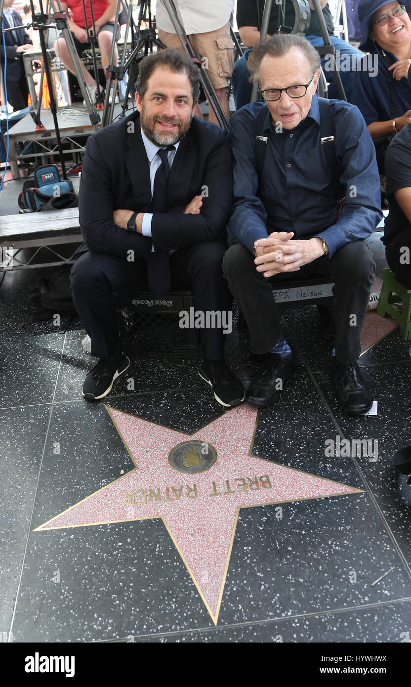 Hollywood, Ca. 26. April 2017. Brett Ratner und Larry King abgebildet als Chef Wolfgang Puck am 26. April 2017 in Hollywood, Kalifornien mit einem Stern auf dem Hollywood Walk of Fame geehrt wird. Bildnachweis: Fs/Medien Punch/Alamy Live-Nachrichten Stockfoto