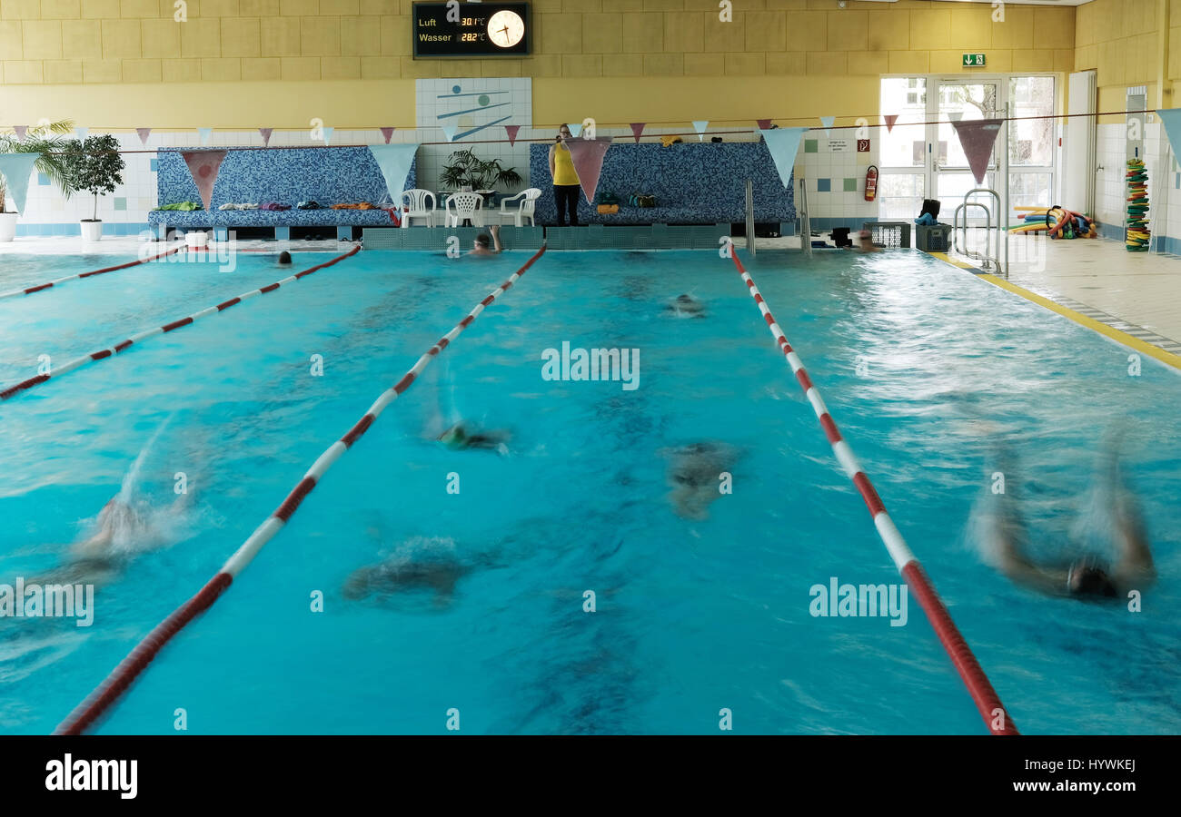 Leipzig, Deutschland. 22. April 2017. Teilnehmer an einem Schwimmkurs schwimmen in der Schwimmhalle in Leipzig, Deutschland, 22. April 2017. Der Dokumentarfilm "trockenen schwimmen" von Regisseur Susanne Kim führt Menschen, die - trotz ihres hohen Alters - zum ersten Mal schwimmen lernen. Foto: Sebastian Willnow/Dpa-Zentralbild/Dpa/Alamy Live News Stockfoto