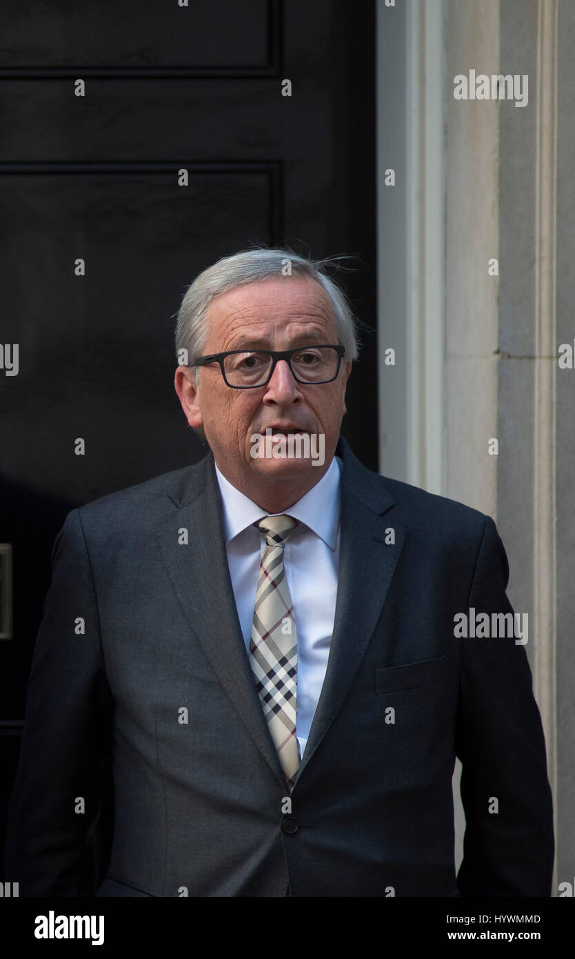 Downing Street, London, UK. 26. April 2017. Premierminister Theresa Mai begrüßt Präsident der Europäischen Kommission, Jean-Claude Juncker und Michel Barnier 10 Downing Street. Bildnachweis: Malcolm Park/Alamy Live-Nachrichten Stockfoto