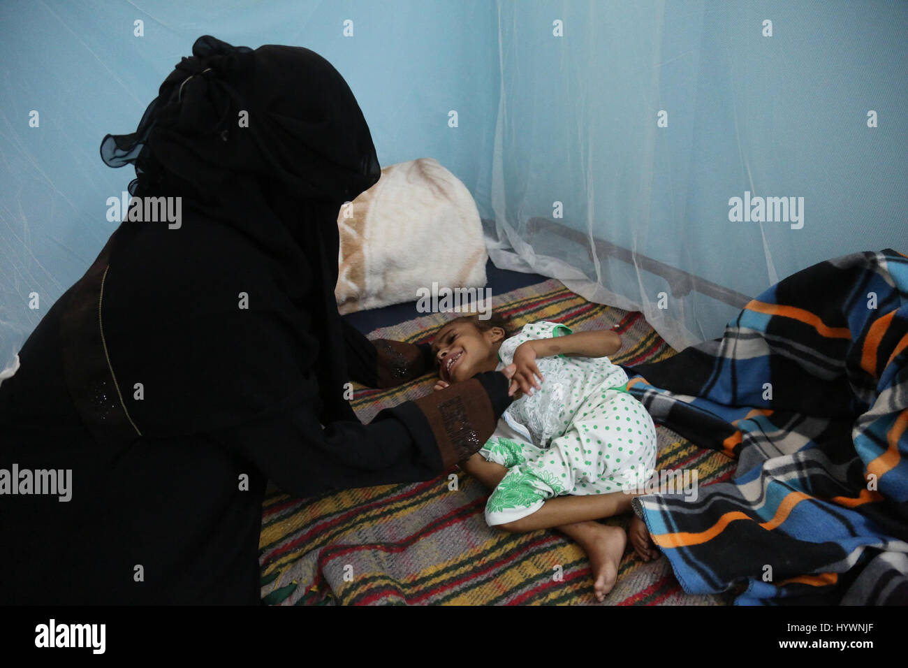 25. April 2017 - sind jemenitische Kinder in Jemens südwestlichen Stadt Taiz einer extrem schwierigen gesundheitlichen Bedingungen aufgrund des Mangels an funktionierende Krankenhäuser und Mangel an Medikamenten ausgesetzt. Eines der wenigen funktionierenden Krankenhäuser in Taiz ist das schwedische Krankenhaus. Ein großer Teil der Kinder in der Stadt sind stark unterernährt, während viele Artillerie-Beschuss und Bombardierung durch die Huthi-Rebellen und Ali Abdullah Salihs Kräften ausgesetzt sind. UNICEF und World Food Program (WFP) haben davor gewarnt, dass eine halbe million jemenitische Kinder in Gefahr des Todes, nach der Verschlechterung der Lage in der Stockfoto