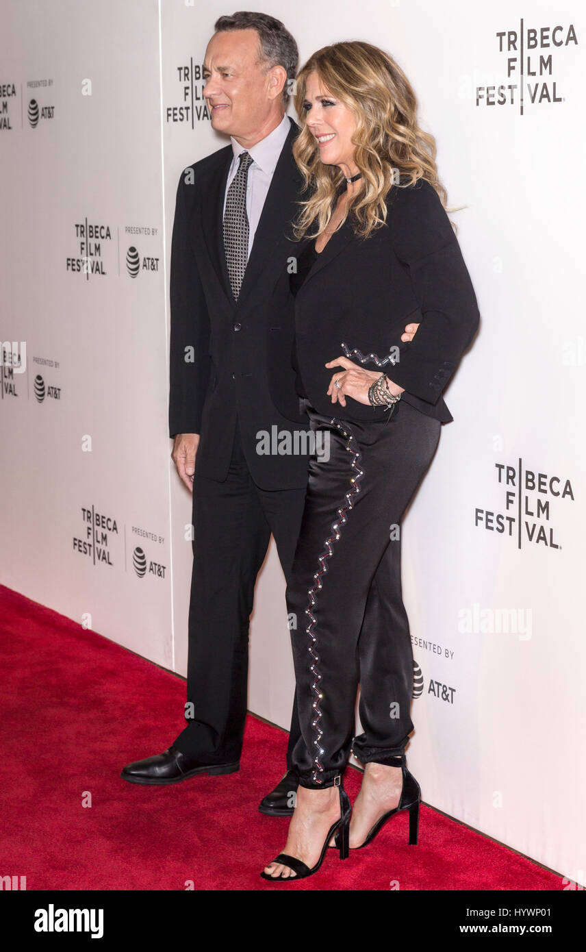 New York, USA. 26. April 2017.  Rita Wilson (L) und Tom Hanks besuchen "The Circle" Screening während des 2017 Tribeca Film Festival am BMCC Tribeca PAC Credit: Ovidiu Hrubaru/Alamy Live News Stockfoto