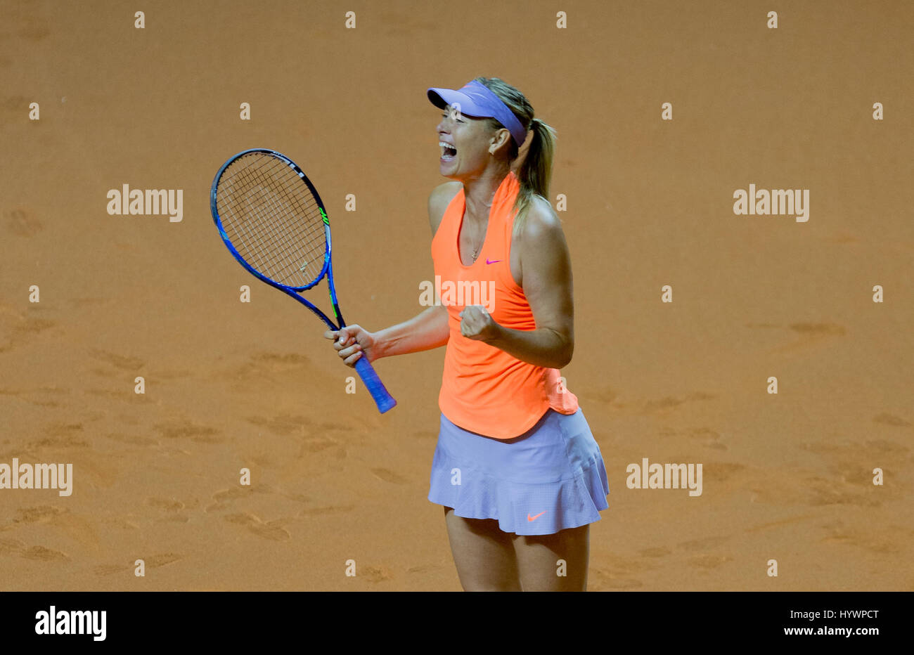 Stuttgart, Deutschland. 26. April 2017. Maria Sharapova aus Russland im Kampf gegen Italiens Vinci während der ersten Runde Tennis-Match beim Porsche Tennis Grand Prix in Stuttgart, Deutschland, 26. April 2017. Foto: Daniel Maurer/Dpa/Alamy Live News Stockfoto