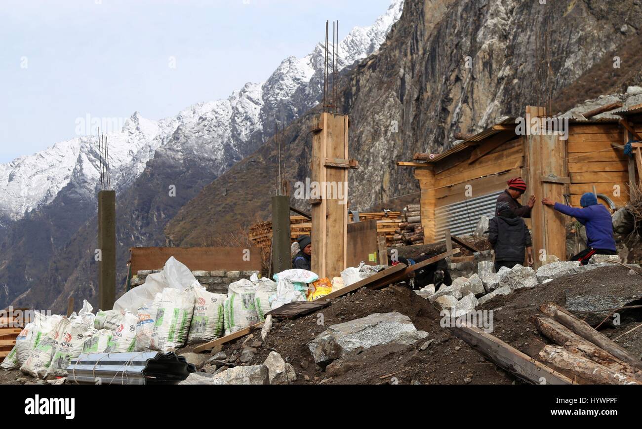 Rasuwa, Nepal. 27. April 2017. Menschen bauen ihr Haus in Langtang Region im Rasuwa, Nepal, 27. April 2017. Rekonstruktion ist im Gange in der Region von Menschen selbst und mit der Hilfe einiger internationaler Organisationen, nachdem die Region durch eine massive Lawine, gefolgt von dem Erdbeben von 25. April 2015 beschädigt wurde. Bildnachweis: Xinhua/Alamy Live-Nachrichten Stockfoto
