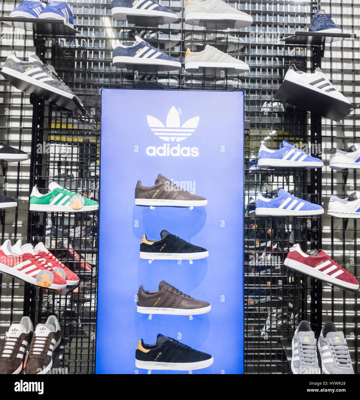 JD Sports Shop. VEREINIGTES KÖNIGREICH. Adidas Schuhe Container/laufende  Anzeige Stockfotografie - Alamy