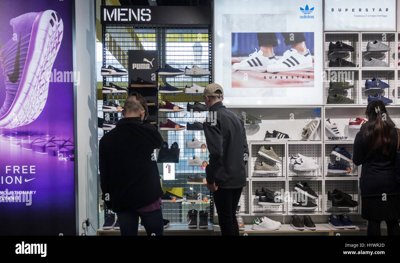 Adidas schuhe herren -Fotos und -Bildmaterial in hoher Auflösung – Alamy