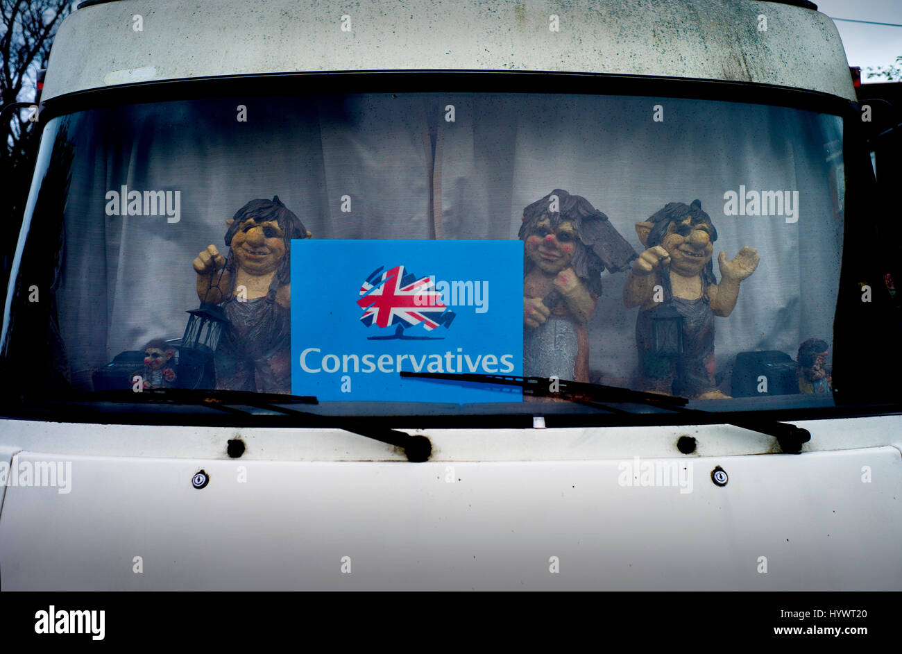 Essex, England. 27. April 2017. Wahlzeit im Vereinigten Königreich. Konservative Plakat gesehen abgestellt Wohnwagen in Saffron Walden, Essex. VEREINIGTES KÖNIGREICH. 27. April 2017. Als Großbritannien ein 8. Juni bereitet Parlamentswahlen, Anhänger der unterschiedliche politische Parteien einschließlich der konservativen Unterstützer gesehen hier in der Essex Markt Stadt Saffron Walden, beginnen, ihre Farben zeigen. Die Sitzung konservative Wartungstafel Sir Alan Haselhurst mit einer Mehrheit von mehr als 25.000 ist in diesem Jahr nach 40 Jahren in der Politik in den Ruhestand. Bildnachweis: BRIAN HARRIS/Alamy Live-Nachrichten Stockfoto