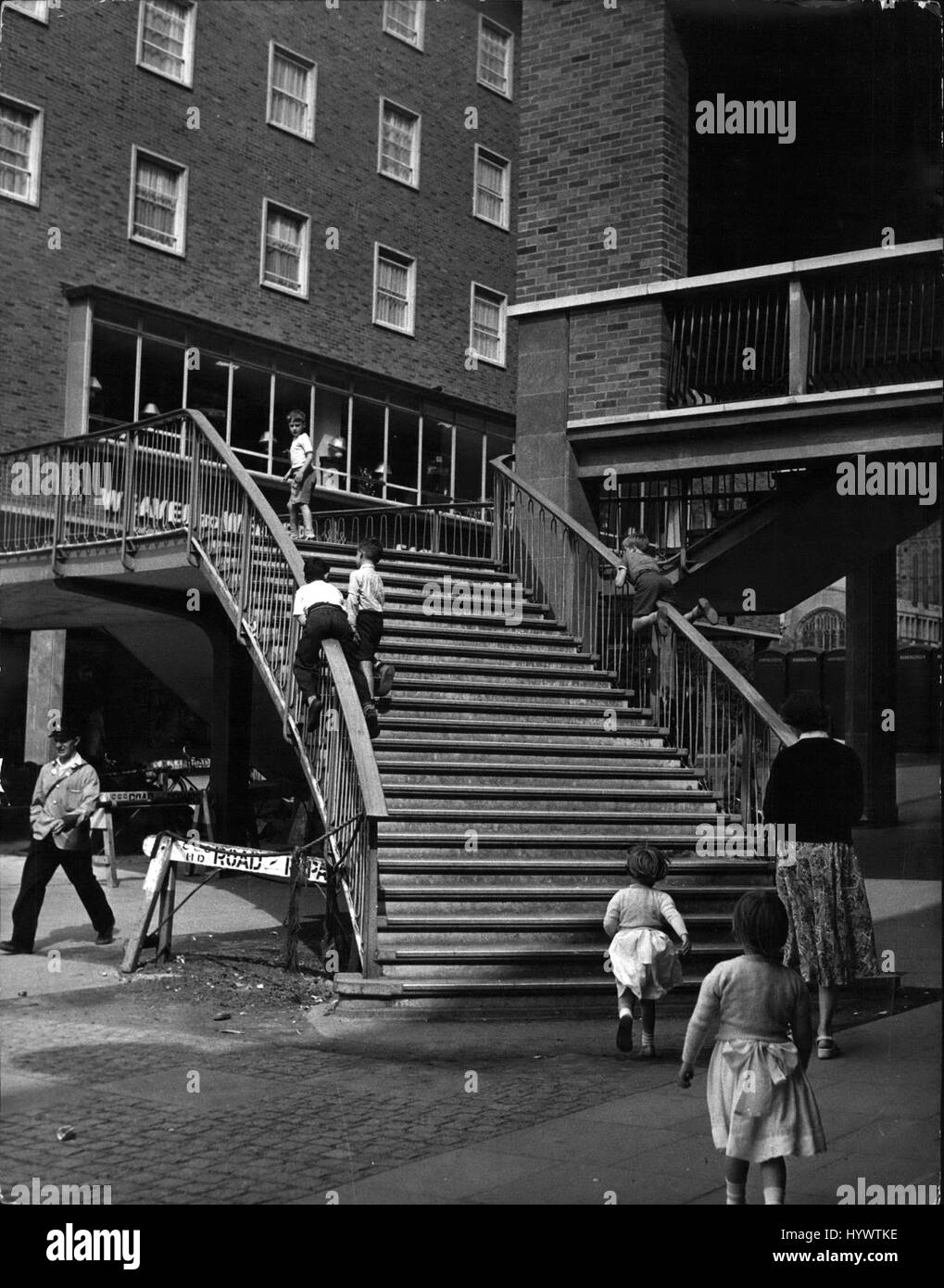 1969 - die neue Coventry.: Jungen werden Jungs in jedem Land der Welt, und trotz der wachsamen Polizei, genießen sie ihr neue Spiel von Rutschen der reibungslosen Geländer der Treppen in den Bezirken. Coventry - fünfzehn Jahre nach.: in der Nacht des 14. November. 1940, besuchte Horror Tod und Zerstörung der industriellen Stadt von Coventry. In diesem und späteren Razzien, 67.670 Häuser wurden beschädigt und 5.000 völlig zerstört, sowie Geschäfte, Fabriken und Geliebte Kathedrale der Stadt. Der Rat der Stadt bestimmt, dass die neue Coventry sollte eine schöne und bequeme Stadt und jetzt fi Stockfoto