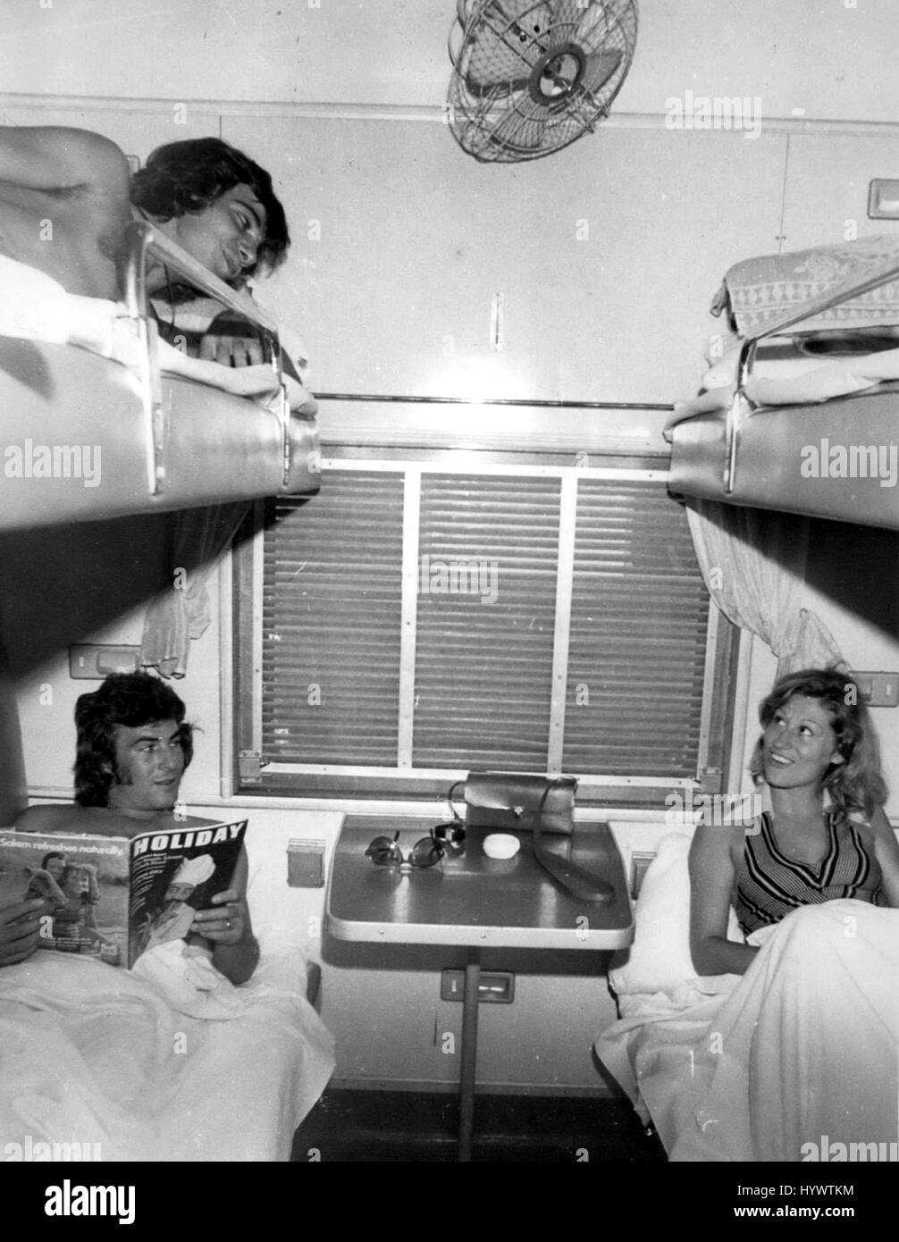 1962 - '' great Uhuru Railway'', En Route - Interieur der First Class Schlafwagen auf der Great Uhuru Railway mit Plätzen in Liegeplätze gemacht. Verordnung Sitzgelegenheiten bietet für vier Passagiere In First Class Fächer, aber Fach bietet Platz für sechs Sitzplätze. Chinesische Seide Vorhänge an den Fenstern aus Holz-gestrichene (Pluss Normal Glas) sind, und ein Ventilator und Passagier kontrolliert Lautsprecher Musik tragen zum Komfort für die Passagiere. Autos haben Trinkwasserbrunnen gefiltert. Bildnachweis: Keystone Bilder USA/ZUMAPRESS.com/Alamy Live-Nachrichten Stockfoto