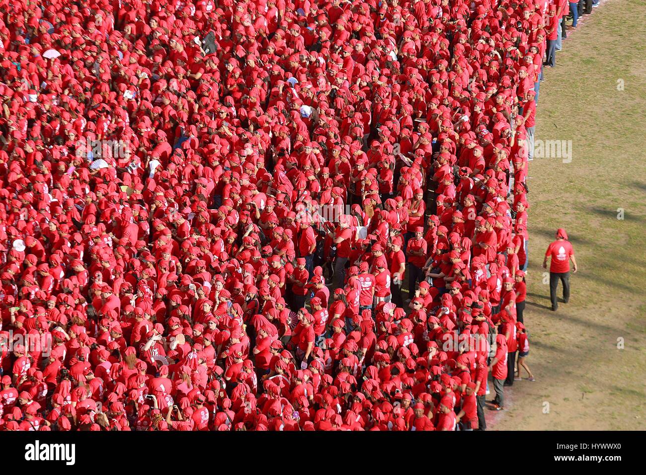 Marikina, Philippinen. 7. April 2017. Menschen in roten versammeln sich zu bilden, eine Form des Blutes fallen während der Weltgesundheitstag in Marikina City, Philippinen, 7. April 2017, gekleidet. Ziel der Veranstaltung war es, öffentliche, Blut zu Spenden zu drängen. Bildnachweis: Rouelle Umali/Xinhua/Alamy Live-Nachrichten Stockfoto