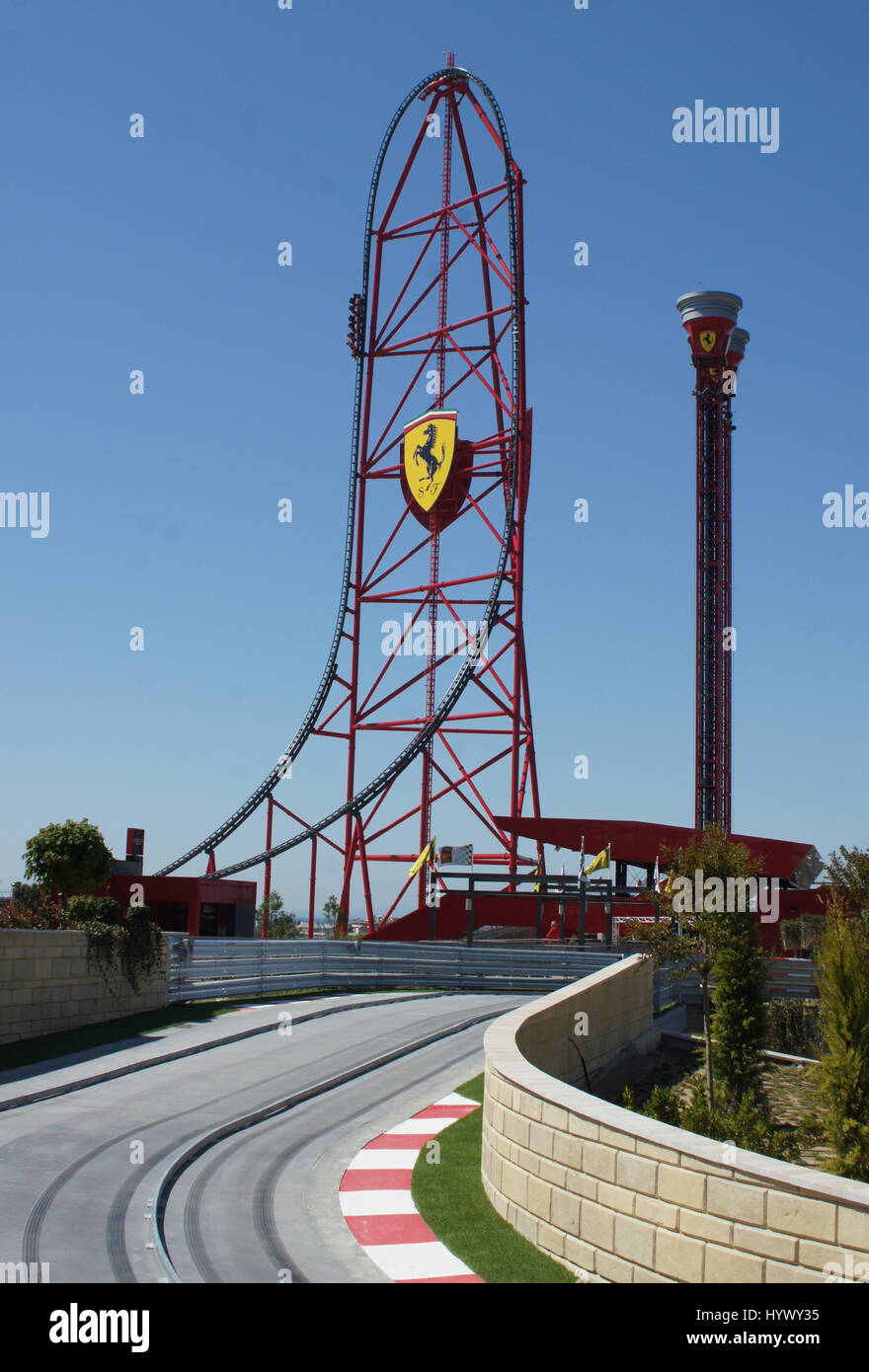 Vila-Seca, Spanien. 6. April 2017. "Red Force", der höchsten und schnellsten vertikalen Achterbahn Europas im neuen Freizeitpark "Ferrari-Land" in Vila-Seca, Spanien, 6. April 2017 zu sehen. Der Park befindet sich südlich von Barcelona, in der Nähe von Tarragona. Foto: Carola Frentzen/Dpa/Alamy Live News Stockfoto