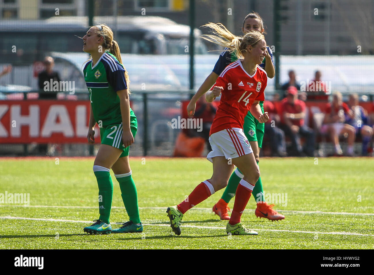 Richard Barke, Wales, UK. 7. April 2017. Nadia Lawrence von Wales, feiert ihre Teams zweite Tor, 2: 1, während die internationale Womens Freundschaftsspiele zwischen Wales und Nordirland in The Centre of Sporting Excellence, Ystrad Mynach, Wales. Bildnachweis: Glitch Bilder/Alamy Live-Nachrichten Stockfoto