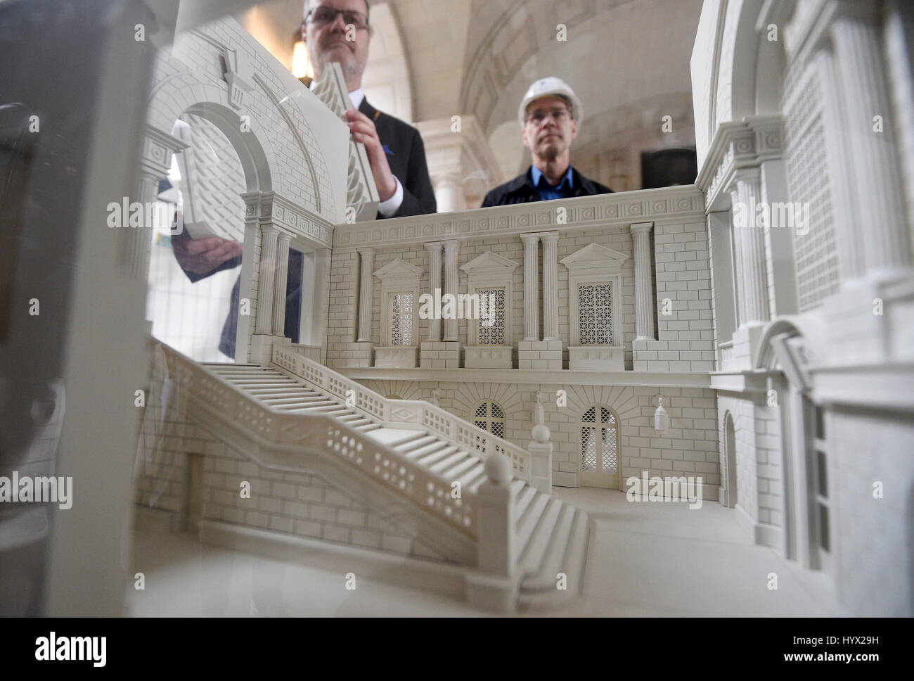 Dpatop - ein Modell der historischen Eingang Passage zeigt sich in einem Gebäude Website Tour von der Staatsbibliothek (Staatsbibliothek), in Berlin, Deutschland, 7. April 2017. Das Gebäude wurde unter Renovierungs- und Erweiterungsarbeiten für Jahre gewesen. Die Renovierung der Wahrzeichen Status Bibliothek, geöffnet von Kaiser Wilhelm II 1914, hat dazu geführt, dass 80 Prozent des Gebäudes für die Öffentlichkeit gesperrt ist. Foto: Rainer Jensen/dpa Stockfoto