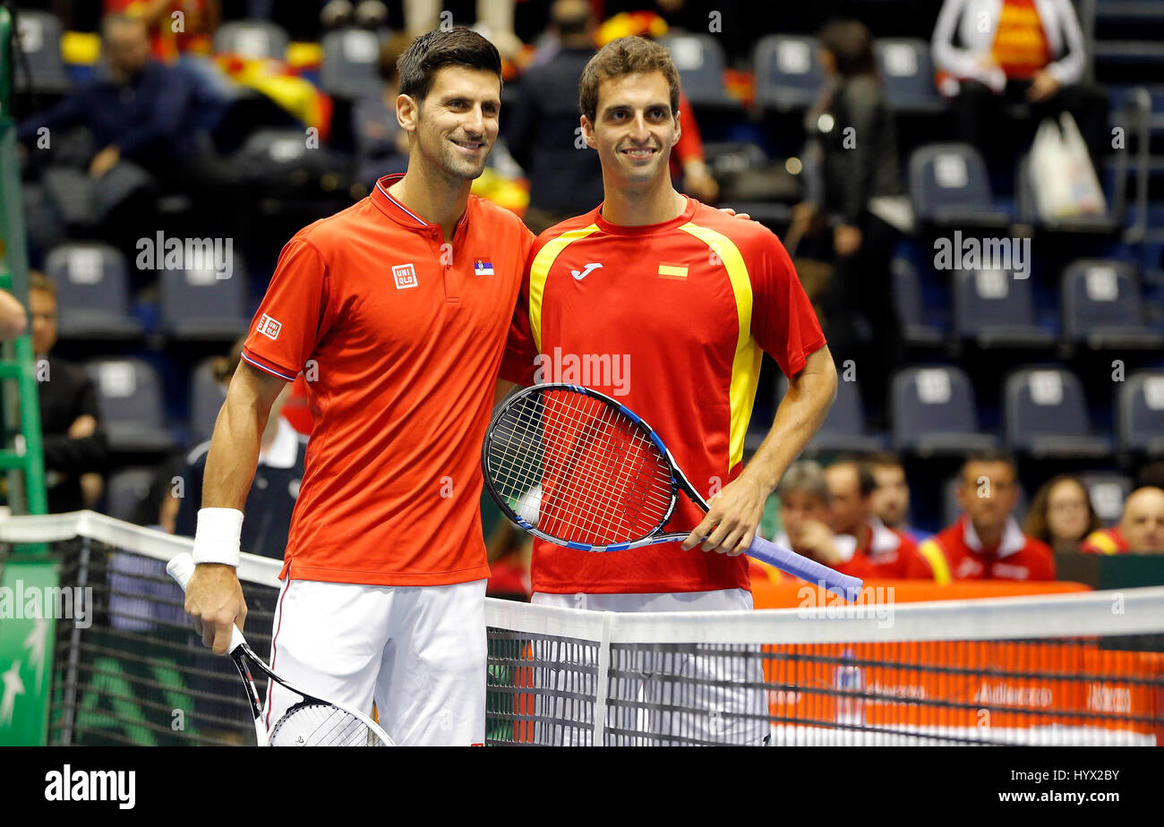 Belgrad. 7. April 2017. Serbiens Novak Djokovic (L) und Spaniens Albert Ramos-Vinolas posieren für das Foto vor ihrem Davis Cup Tennisspiel in Belgrad auf 7. April 2017. Bildnachweis: Predrag Milosavljevic/Xinhua/Alamy Live-Nachrichten Stockfoto