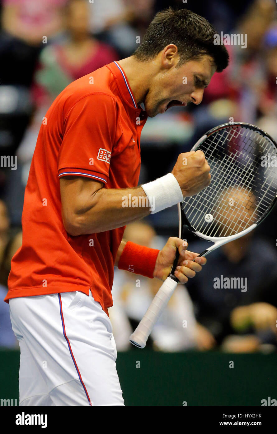 Belgrad. 7. April 2017. Serbiens Novak Djokovic feiert nach dem Sieg eines Punkts gegen Spaniens Albert Ramos-Vinolas während ihrer Davis Cup-Viertelfinale Tennis-Match in Belgrad am 7. April 2017. Bildnachweis: Predrag Milosavljevic/Xinhua/Alamy Live-Nachrichten Stockfoto