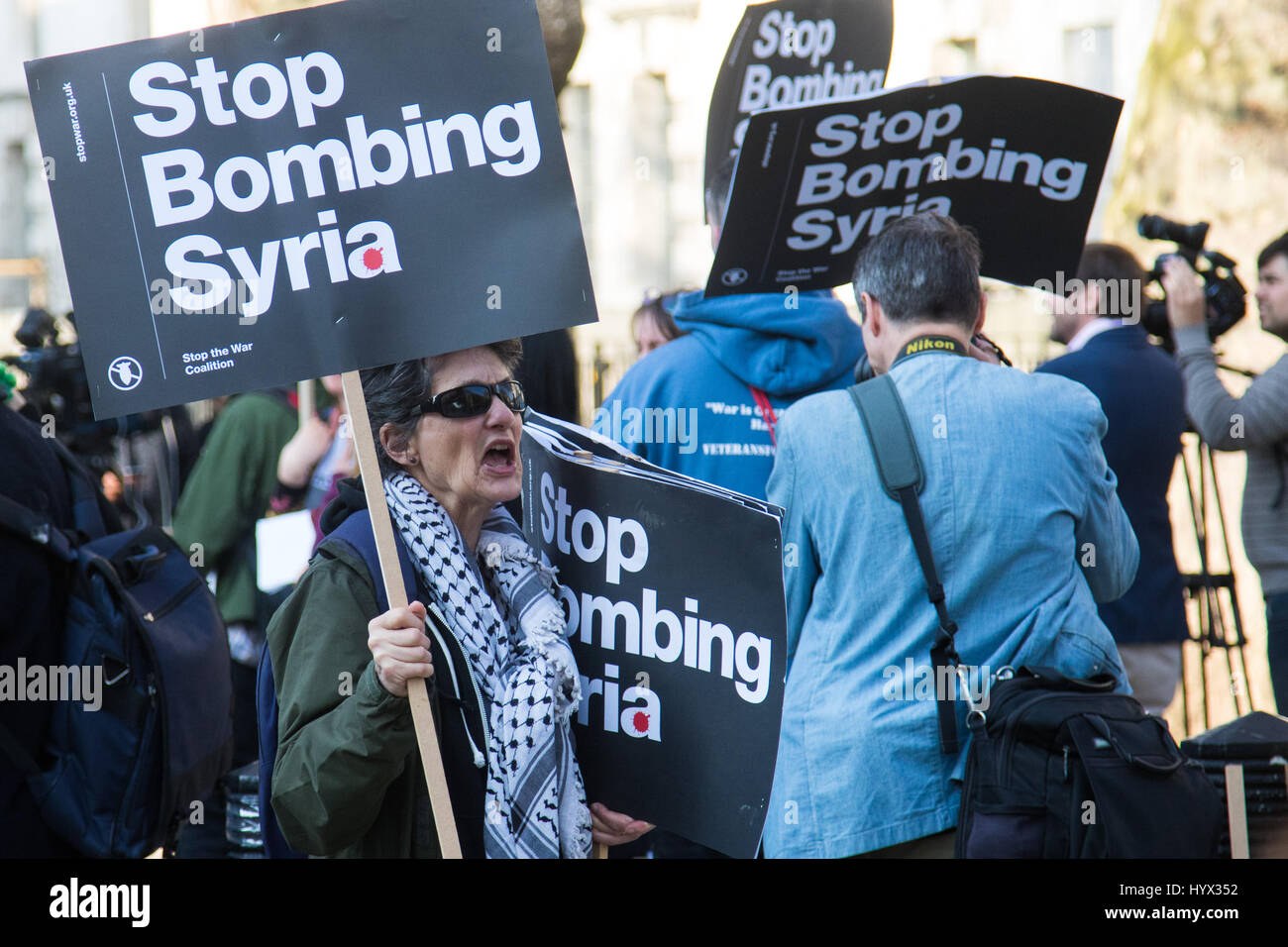 London, UK. 7. April 2017. London, 7. April 2017. Anti-Krieg zeigen Demonstranten in London vor Downing Street nach der USA-Raketenangriffe gegen eine syrische Luftwaffenstützpunkt im Zuge der möglichen chemischen Angriffen. Bildnachweis: Paul Davey/Alamy Live-Nachrichten Stockfoto