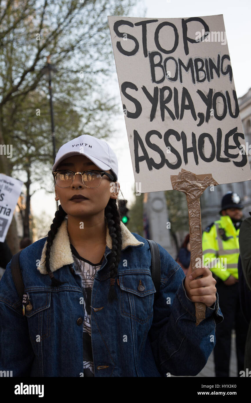 London, UK. 7. April 2017. Ein Demonstrant hält ein Plakat bei einem Stopp der Kriegskoalition Demonstration gegenüber Downing Street. Den Vereinigten Staaten hat einen Raketenangriff in Syrien gestartet, nach Berichten, syrischen Präsidenten Bashar al-Assad in einem Angriff in seinem eigenen Land chemische Waffen eingesetzt. Bildnachweis: Thabo Jaiyesimi/Alamy Live-Nachrichten Stockfoto