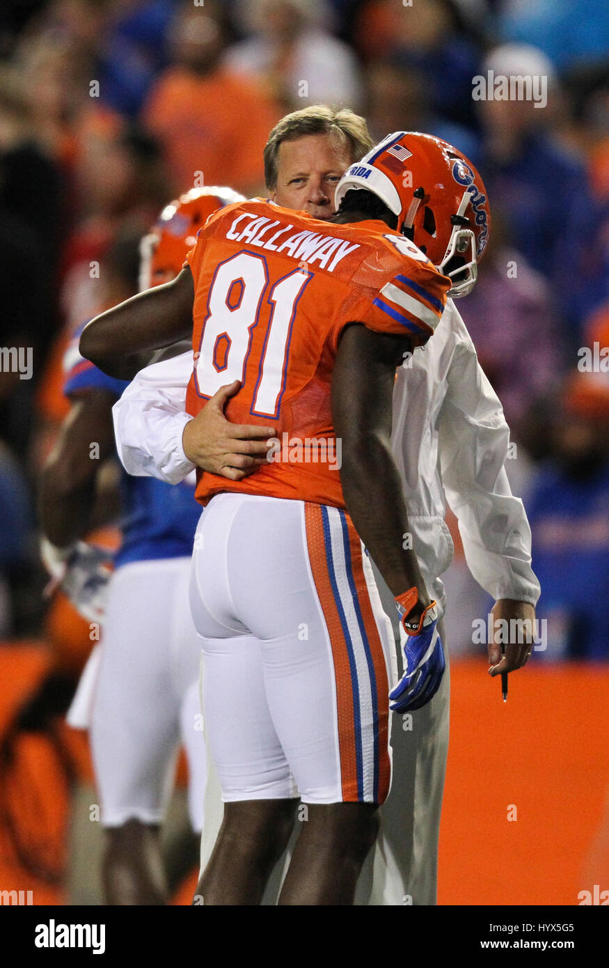 Gainesville, Florida, USA. 7. April 2017. MONICA HERNDON | Times.Florida Gators Cheftrainer Jim McElwain mit Antonio Callaway (81) im zweiten Quartal von der Orange und blaue Debüt an Ben Hill Griffin Stadium in Gainesville, Florida Credit spricht: Monica Herndon/Tampa Bay Times / ZUMA Draht/Alamy Live News Stockfoto