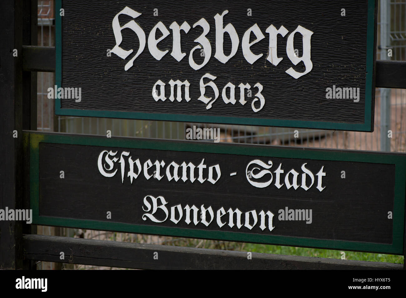 Herzberg, Deutschland. 7. April 2017. Ein Zeichen, dass liest "Herzberg am Harz - die Esperanto-Stadt" (lit.) Herzberg am Harz - die Esperanto-Stadt) in Herzberg, Deutschland, 7. April 2017 zu sehen. Die Stadt Herzberg hat ein Platz nach Ludwik Zamenhof, Schöpfer der Plansprache Esperanto, anlässlich der 100. Wiederkehr des Todestages benannt. Foto: Swen Pförtner/Dpa/Alamy Live News Stockfoto