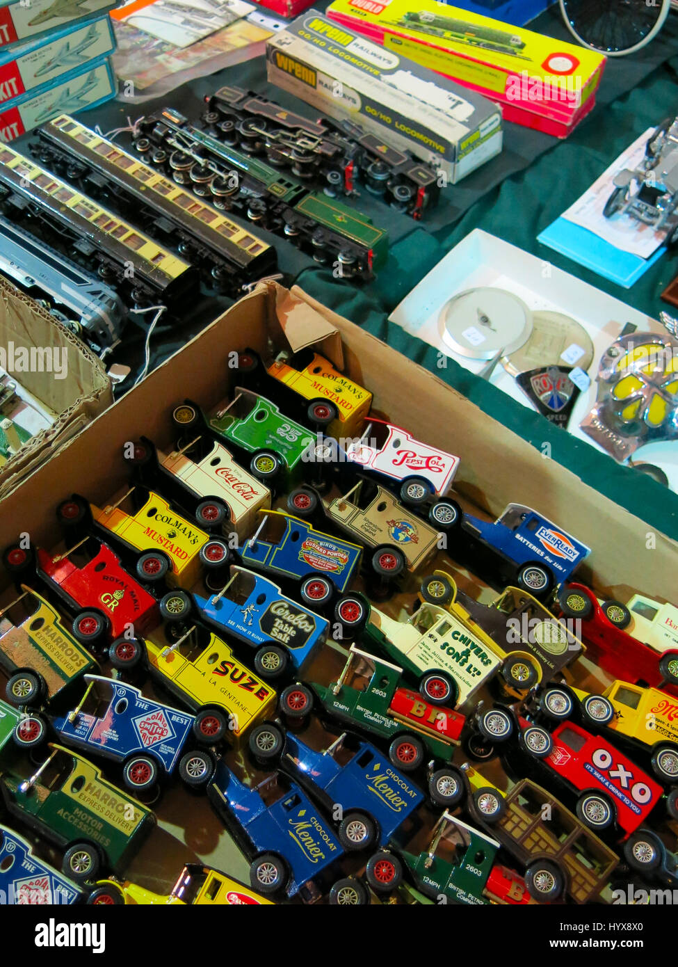 Eine Auswahl an seltenen und sammelbare Oldtimer-Fahrzeuge, Züge, Auto Abzeichen für Verkauf auf einem Vintage Toy Fair an Bad & West Showground, Somerset, England Stockfoto