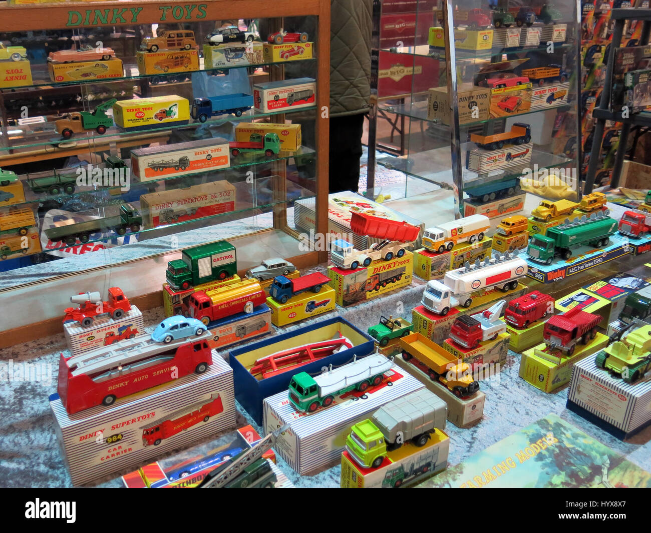 Eine Auswahl von seltenen und sammelbare Dinky Toy Pkw und LKW zum Verkauf auf einem Vintage Toy Fair an Bad & West Showground, Somerset, England Stockfoto