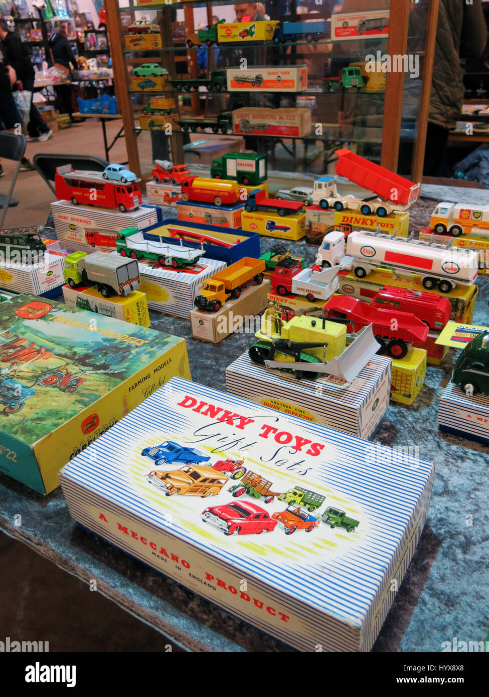 Eine Auswahl von seltenen und sammelbare Dinky Toy Pkw und LKW zum Verkauf auf einem Vintage Toy Fair an Bad & West Showground, Somerset, England Stockfoto