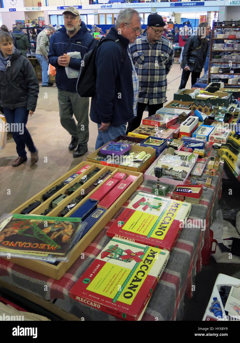 Eine Auswahl an seltenen und sammelbare Meccano setzt und Teile zum Verkauf auf einem Vintage Toy Fair an Bad & West Showground, Somerset, England Stockfoto