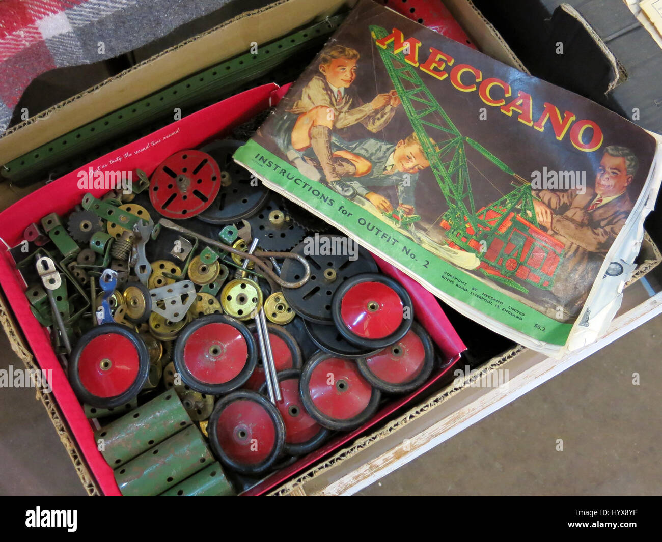 Eine Darstellung der seltenen und sammelbare Meccano-Teile und Anleitungsbuch für Verkauf auf einem Vintage Toy Fair an Bad & West Showground, Somerset, England Stockfoto