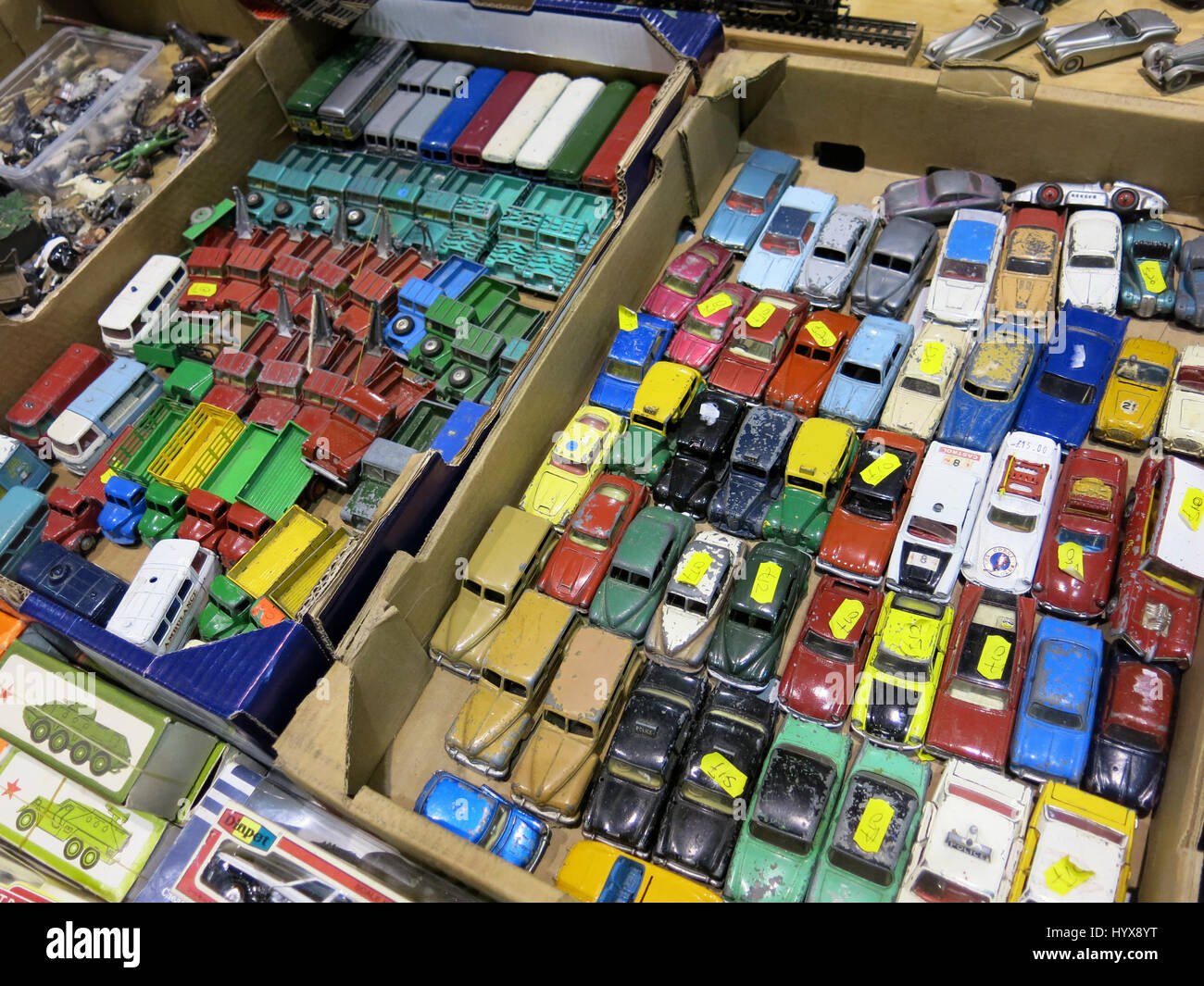 Eine Auswahl an seltenen und Sammlerstücke gebraucht Spielzeug-Autos, Busse und Lastkraftwagen zum Verkauf auf einem Vintage Toy Fair an Bad & West Showground, Somerset, England Stockfoto