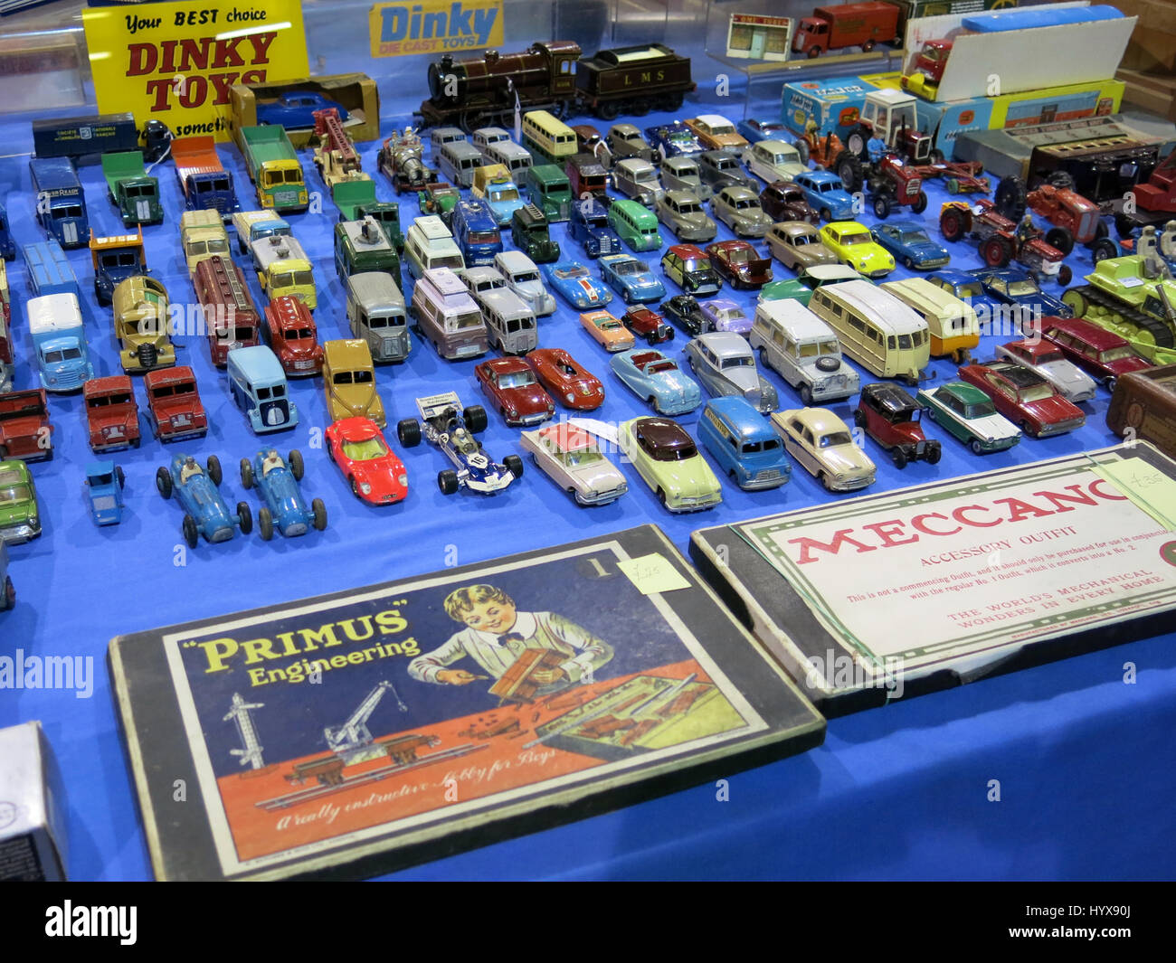 Eine Auswahl von seltenen und sammelbare Dinky Toy Pkw und LKW zum Verkauf auf einem Vintage Toy Fair an Bad & West Showground, Somerset, England Stockfoto