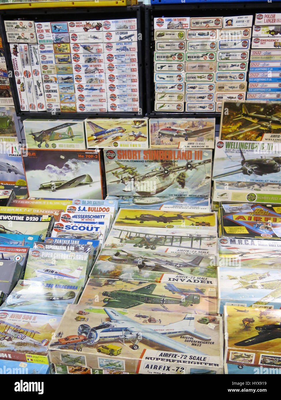 Eine riesige Auswahl an verschiedenen Airfix Plastik Bausätze zum Verkauf auf einem Vintage Toy Fair an Bad & West Showground, Somerset, England Stockfoto