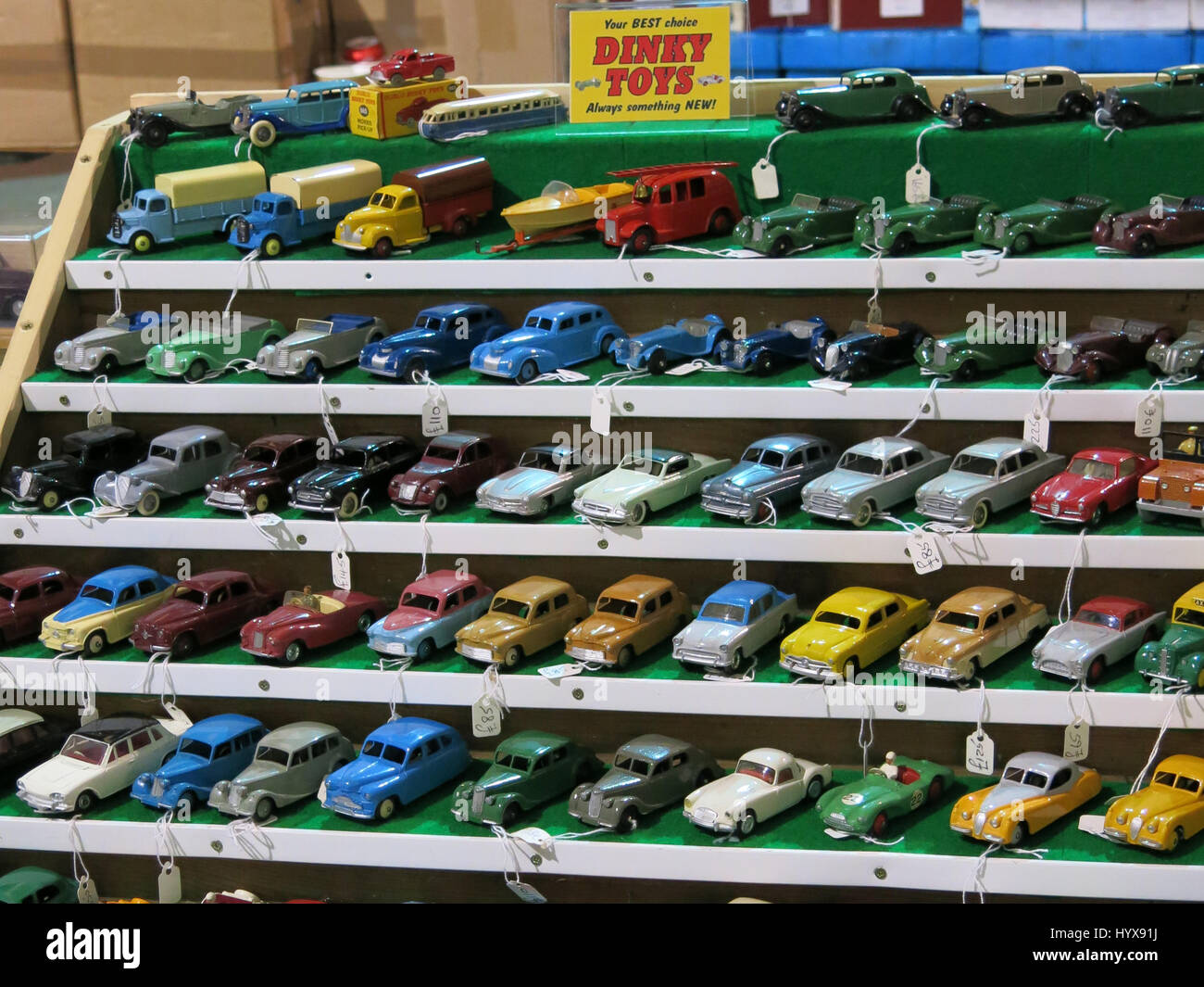 Eine Auswahl von seltenen und sammelbare Dinky Toy Pkw und LKW zum Verkauf auf einem Vintage Toy Fair an Bad & West Showground, Somerset, England Stockfoto