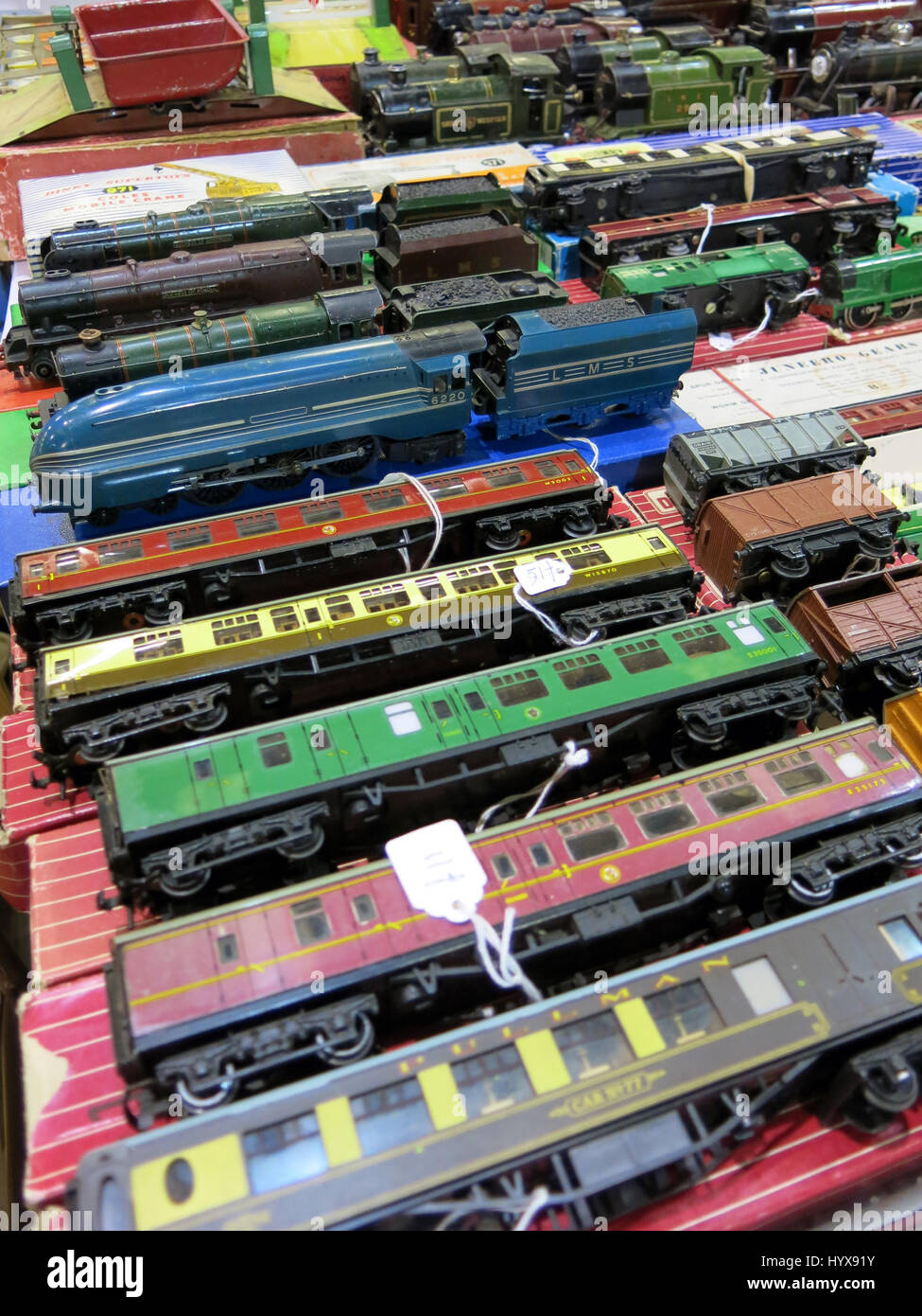 Eine Auswahl an seltenen und sammelbare Hornby Dublo Züge und Accessoires zum Verkauf auf einem Vintage Toy Fair an Bad & West Showground, Somerset, England Stockfoto