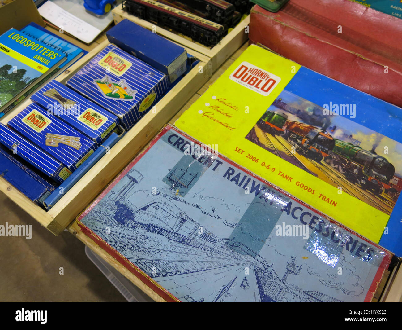 Eine Auswahl an seltenen und sammelbare Hornby Dublo Züge und Accessoires zum Verkauf auf einem Vintage Toy Fair an Bad & West Showground, Somerset, England Stockfoto