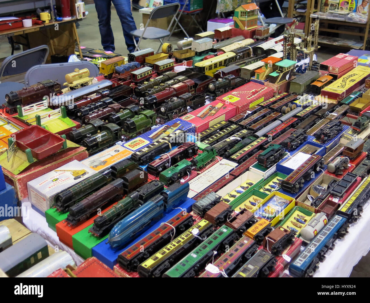 Eine Auswahl an seltenen und sammelbare Hornby Dublo Züge und Accessoires zum Verkauf auf einem Vintage Toy Fair an Bad & West Showground, Somerset, England Stockfoto