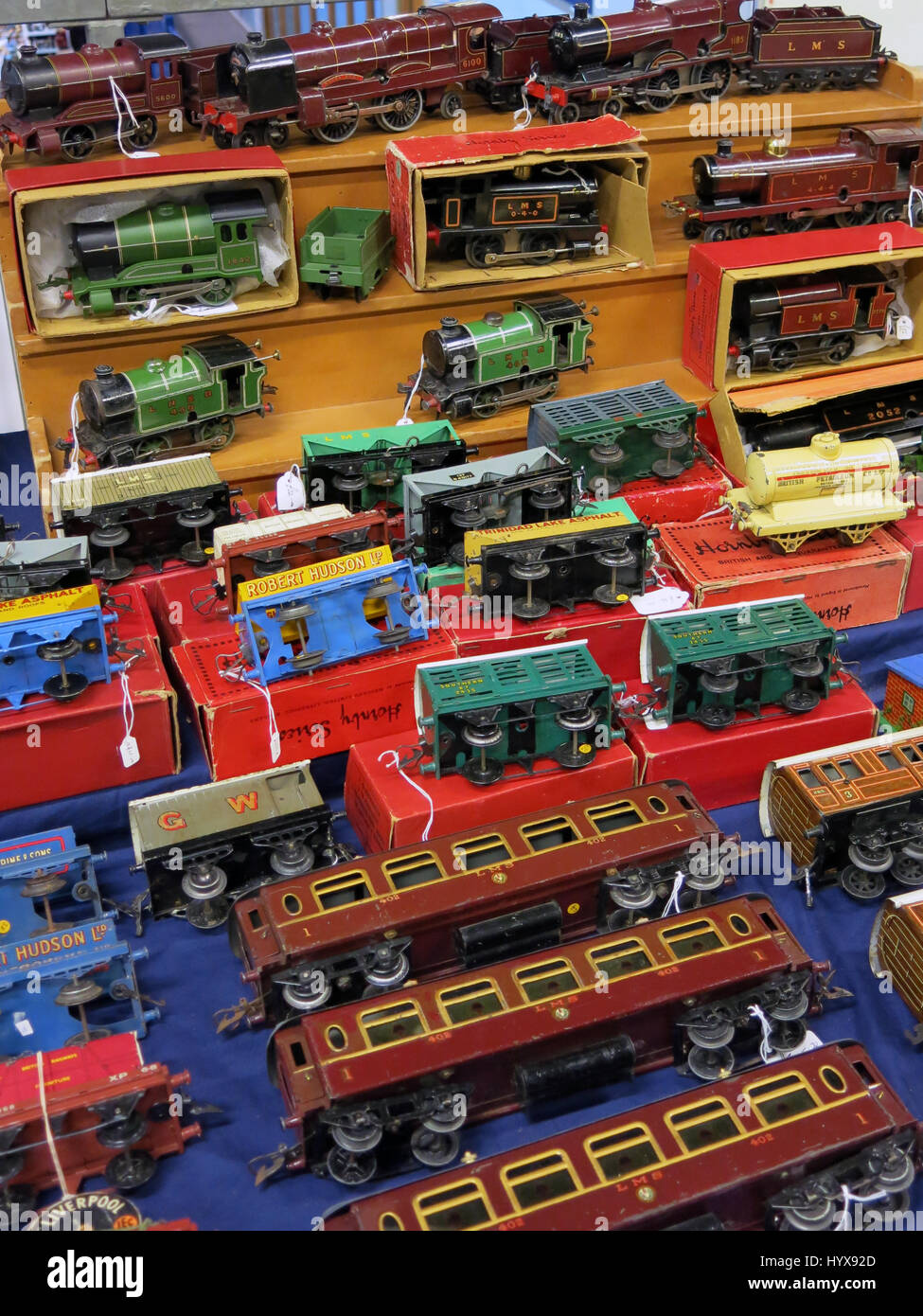 Eine Auswahl an seltenen und Sammlerstücke Verzinnen Uhrwerk Züge zum Verkauf auf einem Vintage Toy Fair an der Badewanne & West Showground, Somerset, England Stockfoto