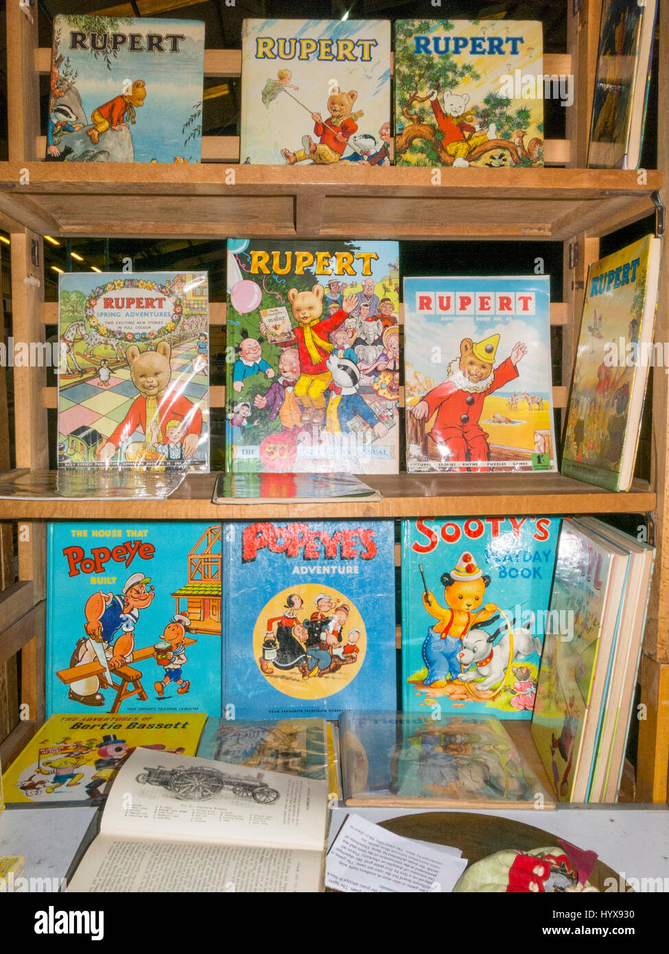 Eine Auswahl an seltenen und sammelbare Kinderbücher zum Verkauf auf einem Vintage Toy Fair an Bad & West Showground, Somerset, England Stockfoto