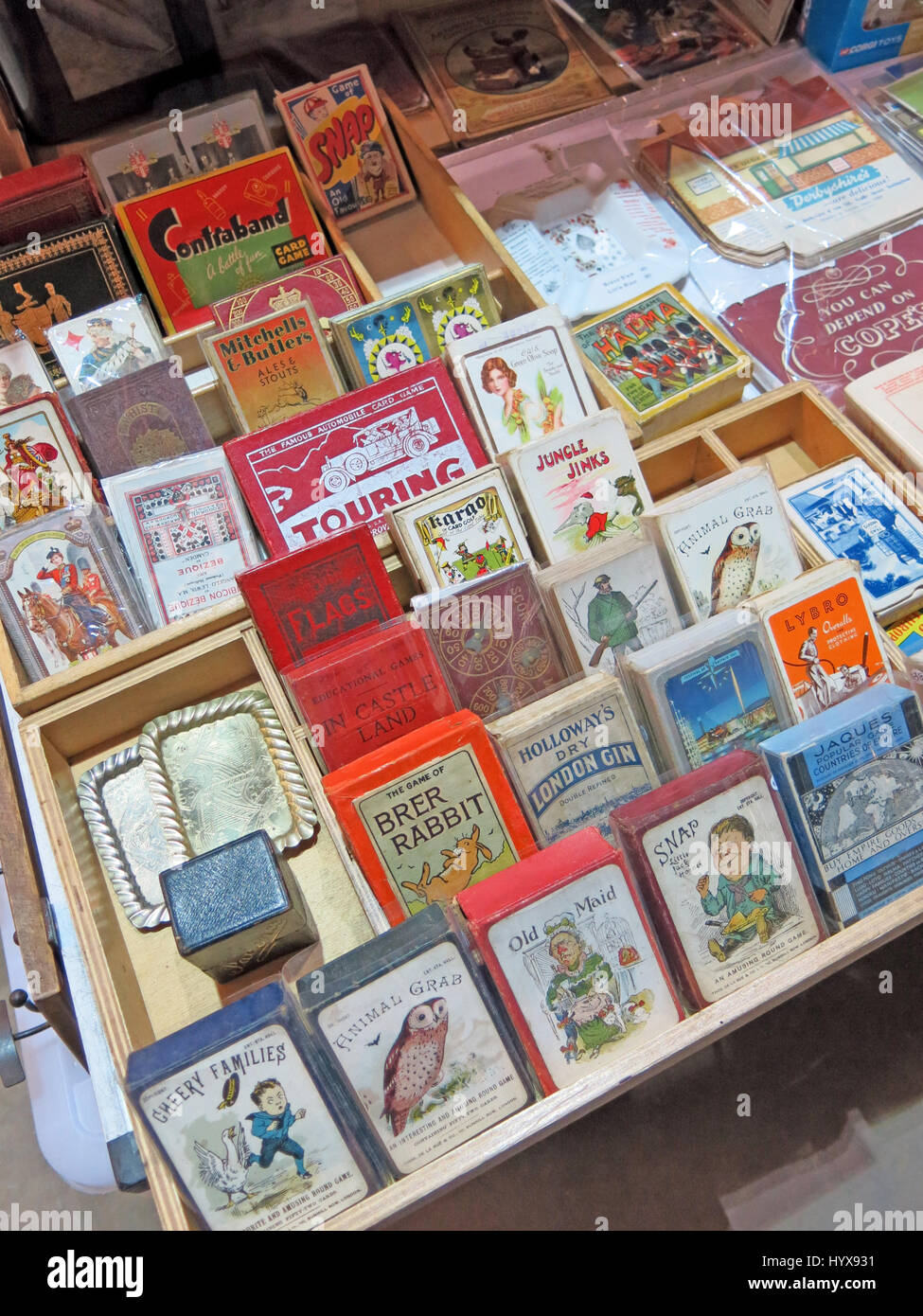 Eine Auswahl an seltenen und sammelbare Kartenspiele für Verkauf auf einem Vintage Toy Fair an Bad & West Showground, Somerset, England Stockfoto