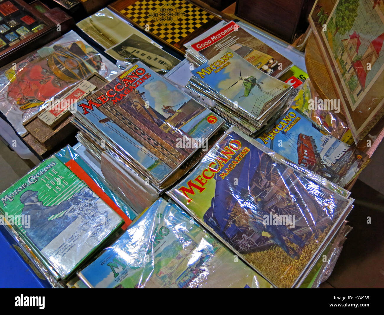 Eine Auswahl an seltenen und sammelbare Zeitschriften und Bücher zum Verkauf auf einem Vintage Toy Fair an Bad & West Showground, Somerset, England Stockfoto