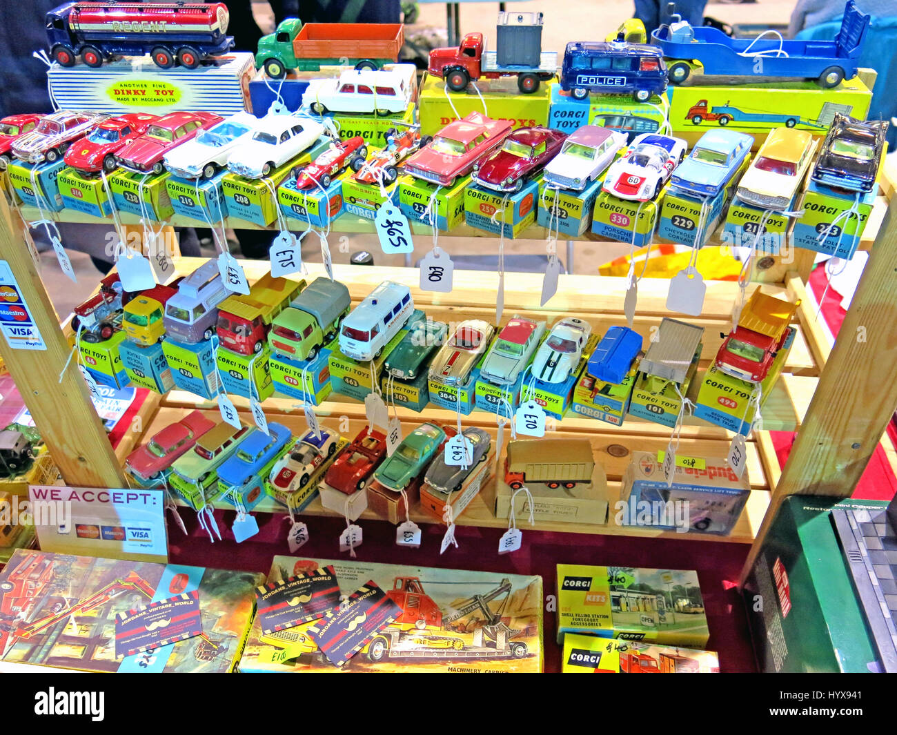 Eine Auswahl an seltenen und sammelbare Corgi Spielzeugautos und LKW zum Verkauf auf einem Vintage Toy Fair an Bad & West Showground, Somerset, England Stockfoto