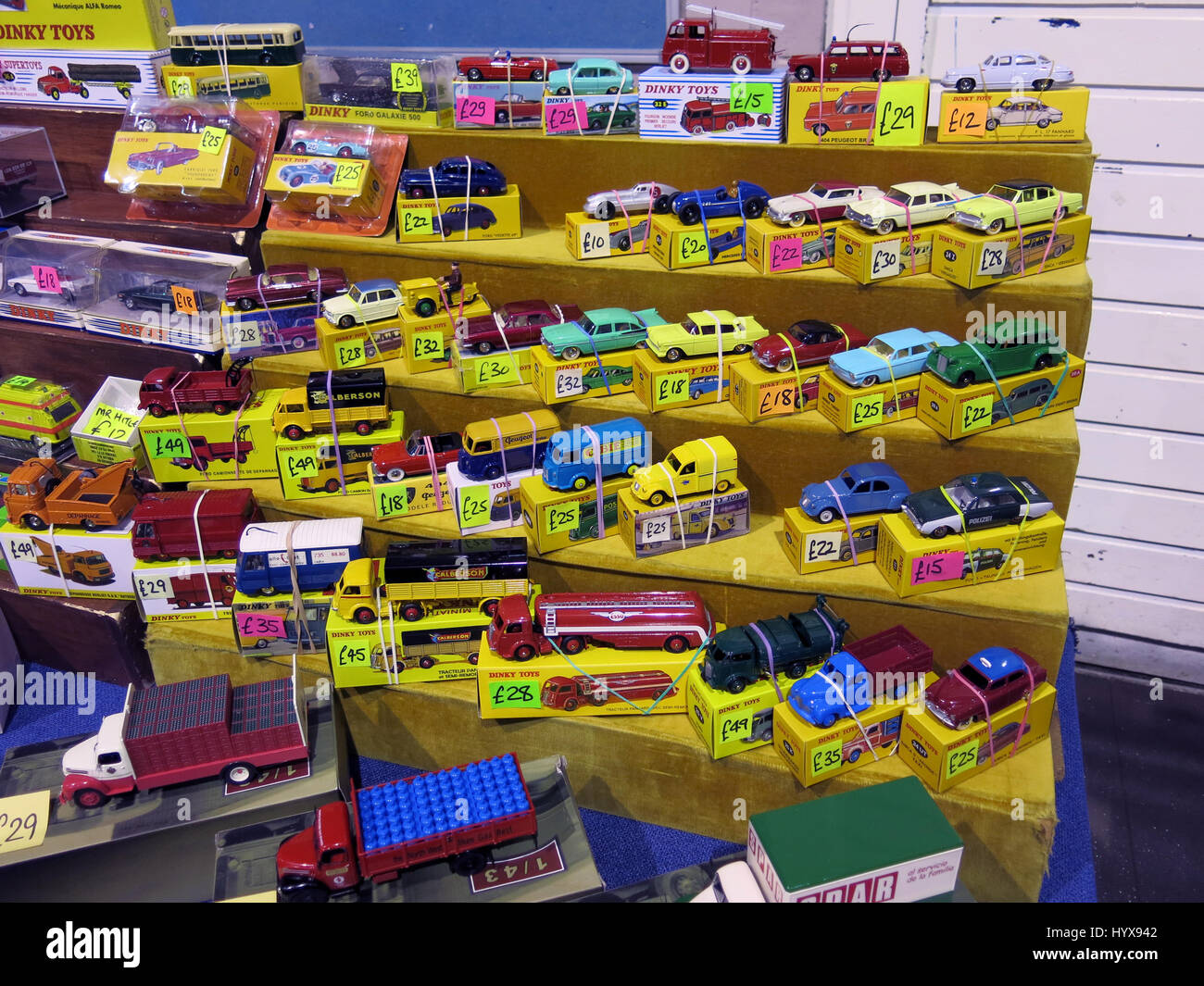 Eine Auswahl von seltenen und sammelbare Dinky Toy Pkw und LKW zum Verkauf auf einem Vintage Toy Fair an Bad & West Showground, Somerset, England Stockfoto