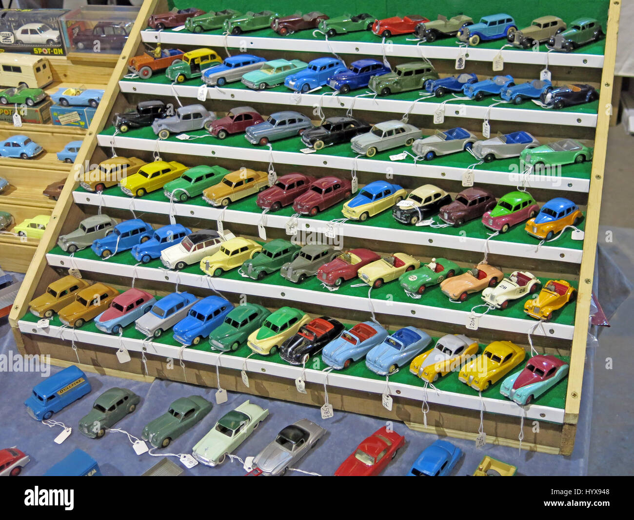 Eine Auswahl an seltenen und Sammlerstücke Dinky Spielzeug-Autos zum Verkauf auf einem Vintage Toy Fair an Bad & West Showground, Somerset, England Stockfoto