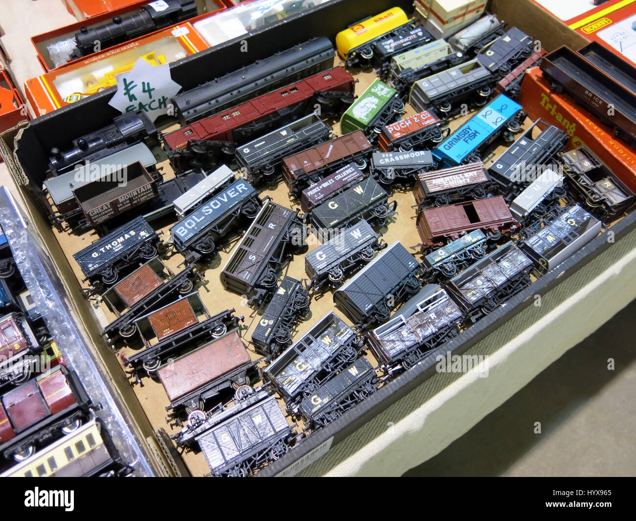 Verschiedene Modell Eisenbahnwagen und Wagen auf einem Vintage Toy Fair an Bad & West Showground, Somerset, England Stockfoto