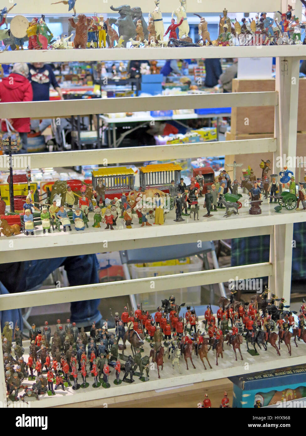 Reihen des Militärs, Cartoon und andere Sammlerstücke Spielfiguren auf einem Vintage Toy Fair an Bad & West Showground, Somerset, England Stockfoto